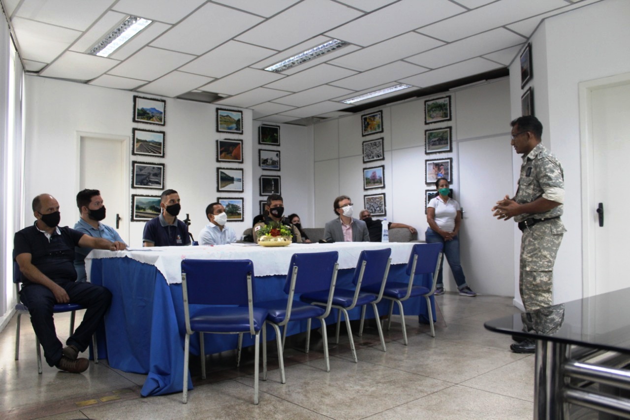 Diretor-adjunto do presídio de CF apresenta trabalho de ressocialização de detentos no gabinete da presidência da Câmara