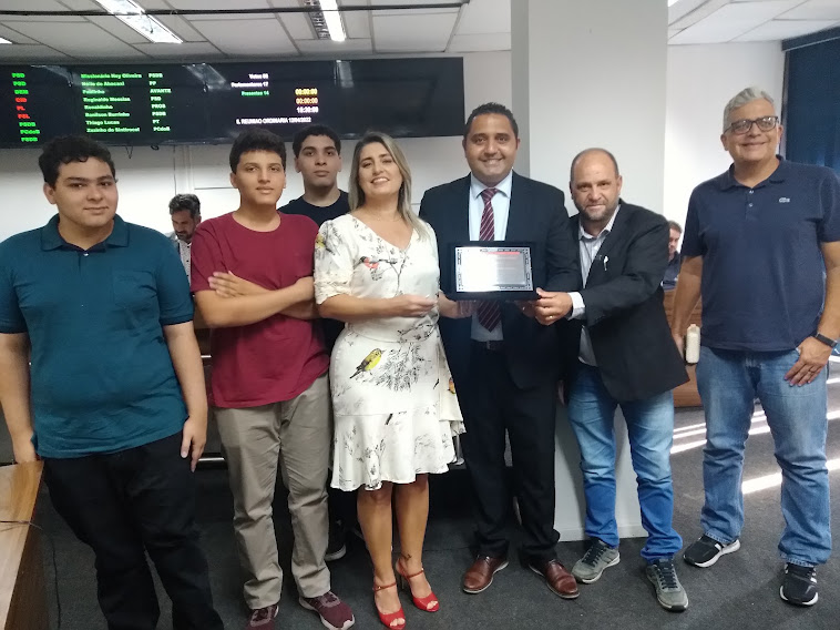 Professora recebe diploma de Honra ao Mérito em Fabriciano.