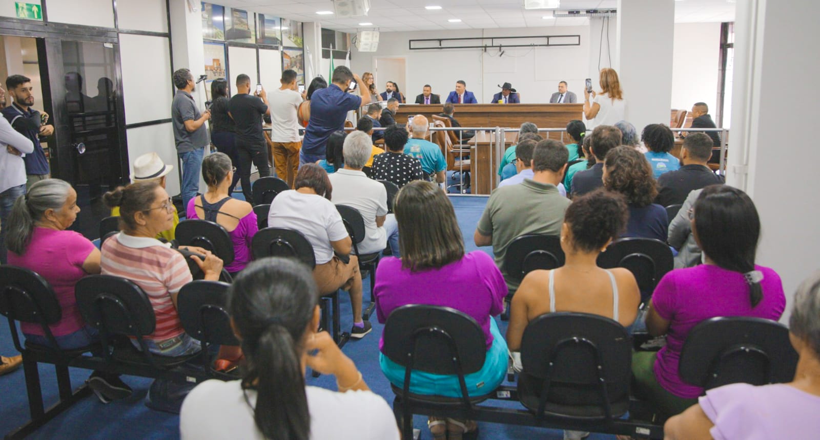 REUNIAO MOVIMENTADA NA CÂMARA DE FABRICIANO